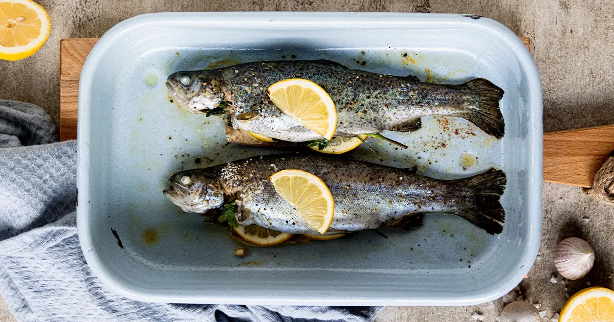 Forel uit de oven met kruiden en citroen