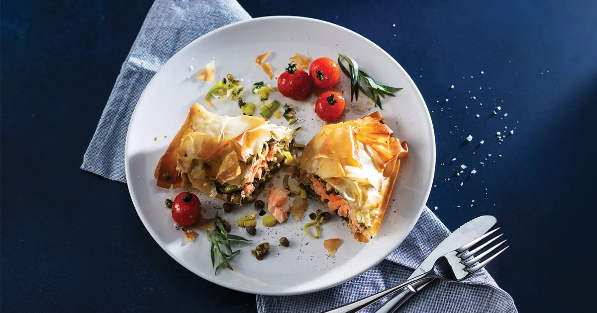 Zalm met prei en kappertjes in krokant filodeeg